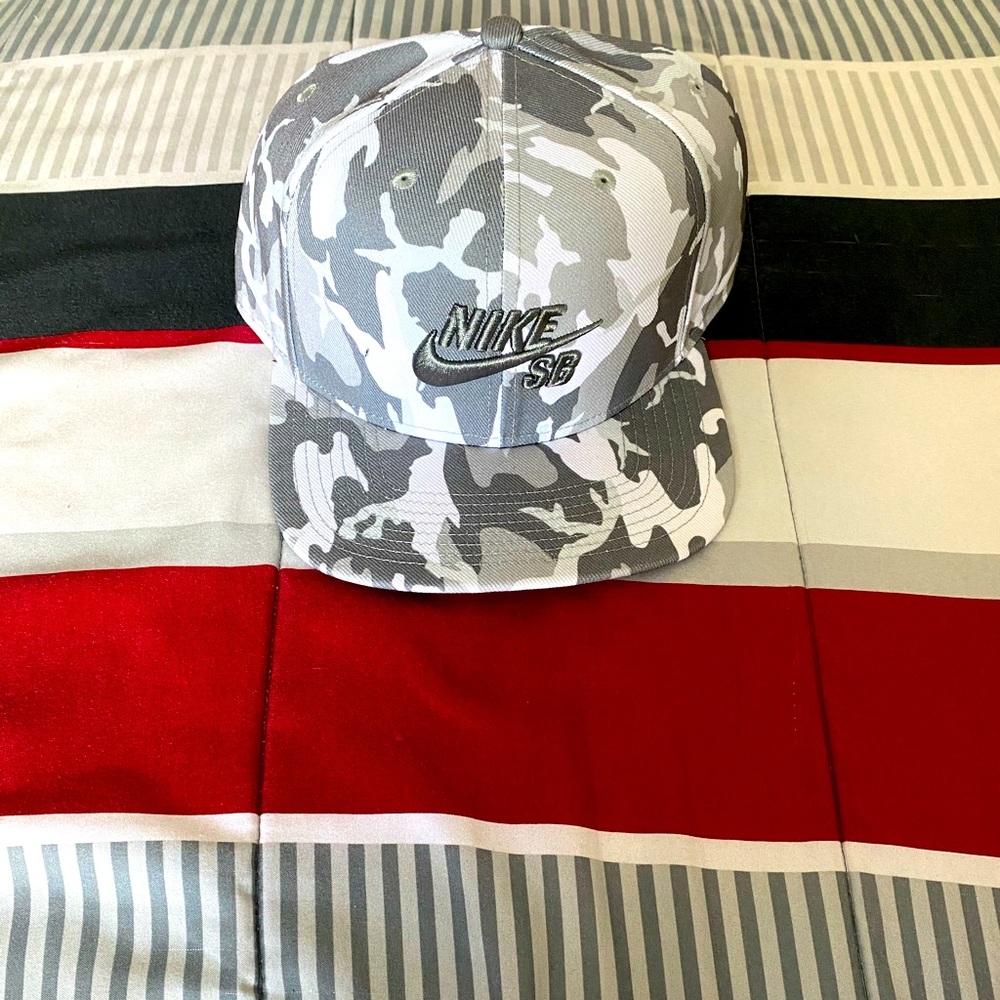 Nike SB SnapBack white and gray camouflage hat